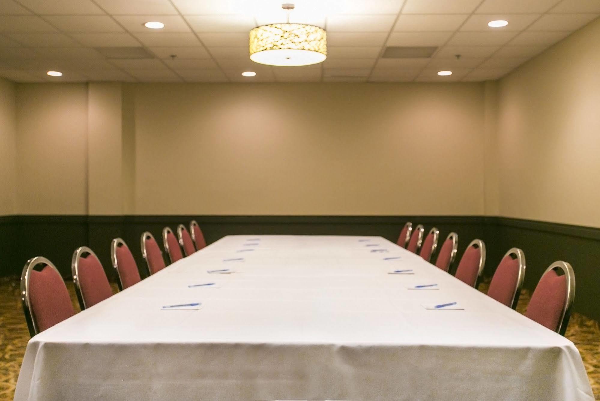 Ramada By Wyndham Edmonton Yellowhead Nw Εξωτερικό φωτογραφία