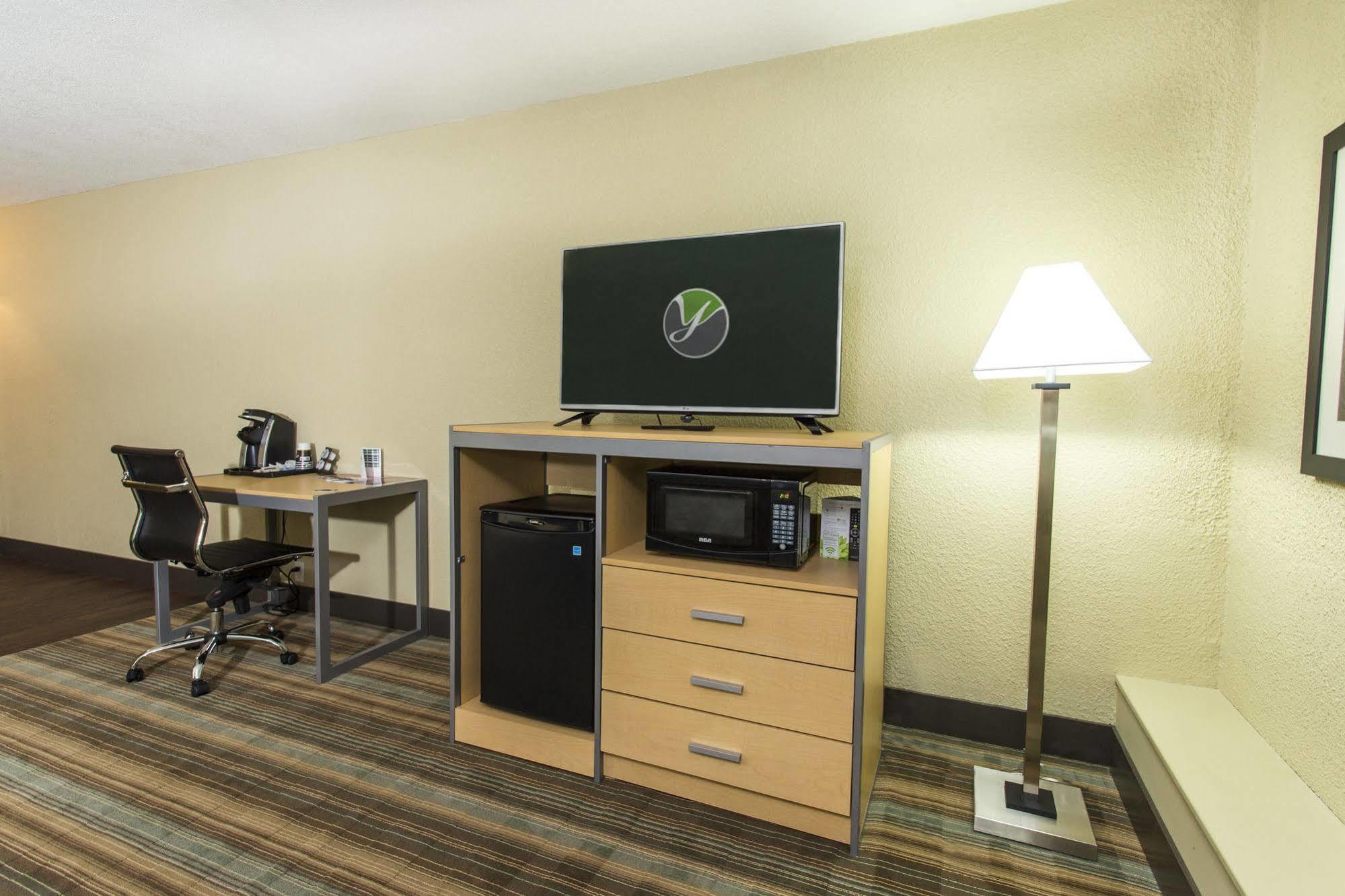 Ramada By Wyndham Edmonton Yellowhead Nw Εξωτερικό φωτογραφία