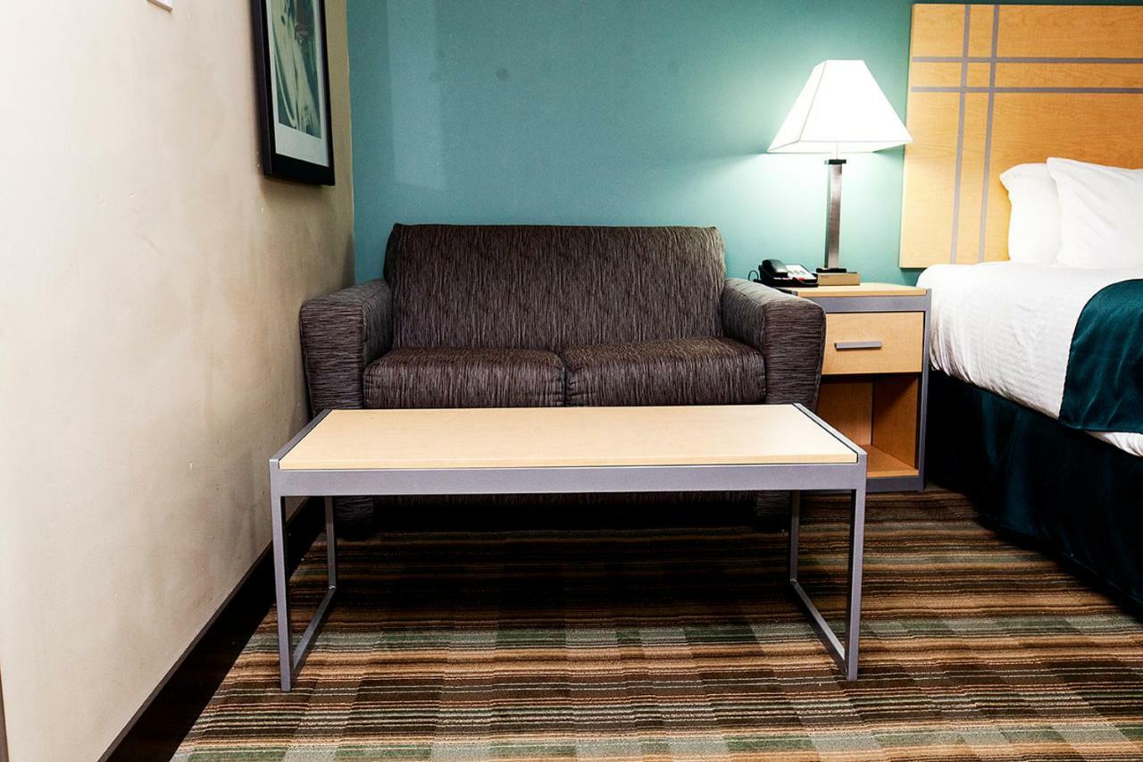 Ramada By Wyndham Edmonton Yellowhead Nw Εξωτερικό φωτογραφία