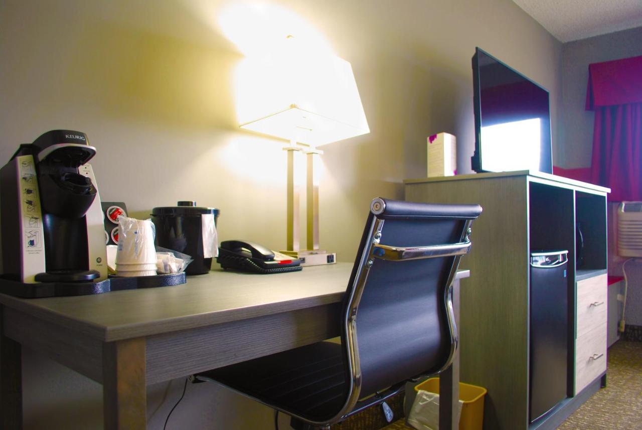 Ramada By Wyndham Edmonton Yellowhead Nw Εξωτερικό φωτογραφία